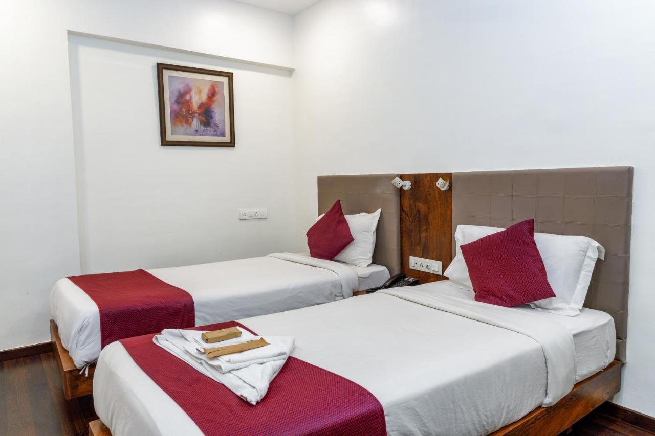 J Hotel And Banquets Mumbai Bagian luar foto