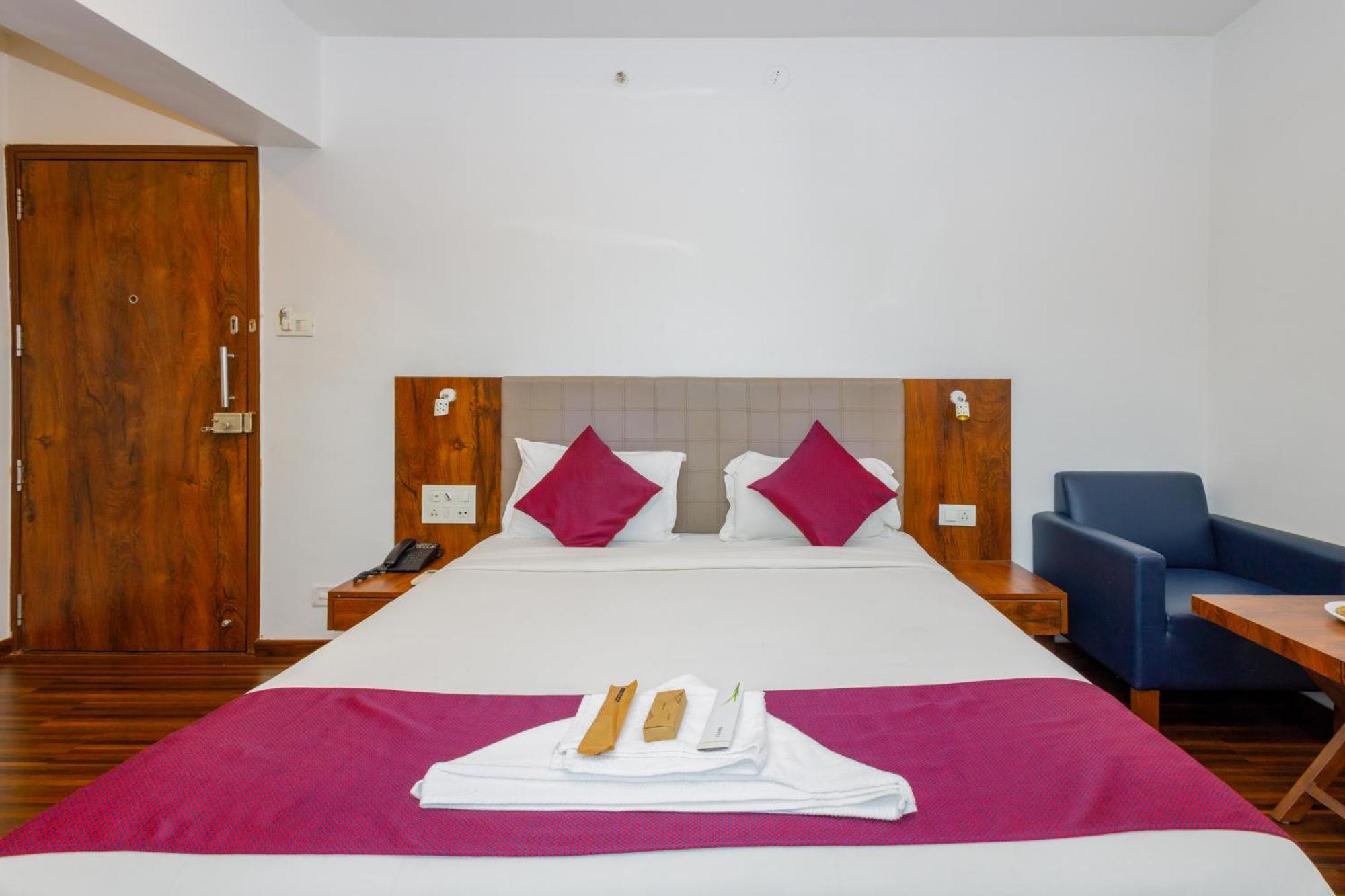J Hotel And Banquets Mumbai Bagian luar foto