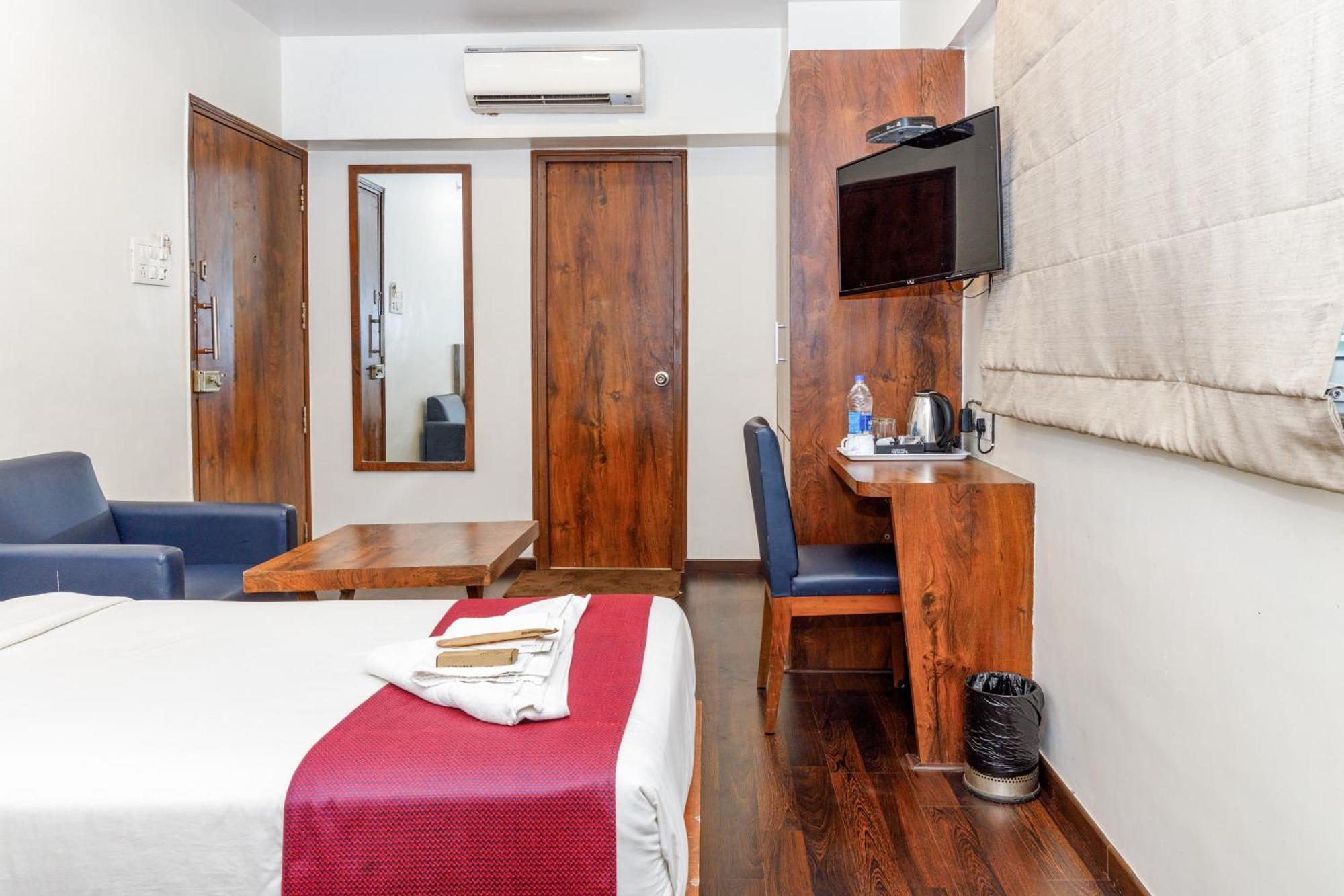 J Hotel And Banquets Mumbai Bagian luar foto