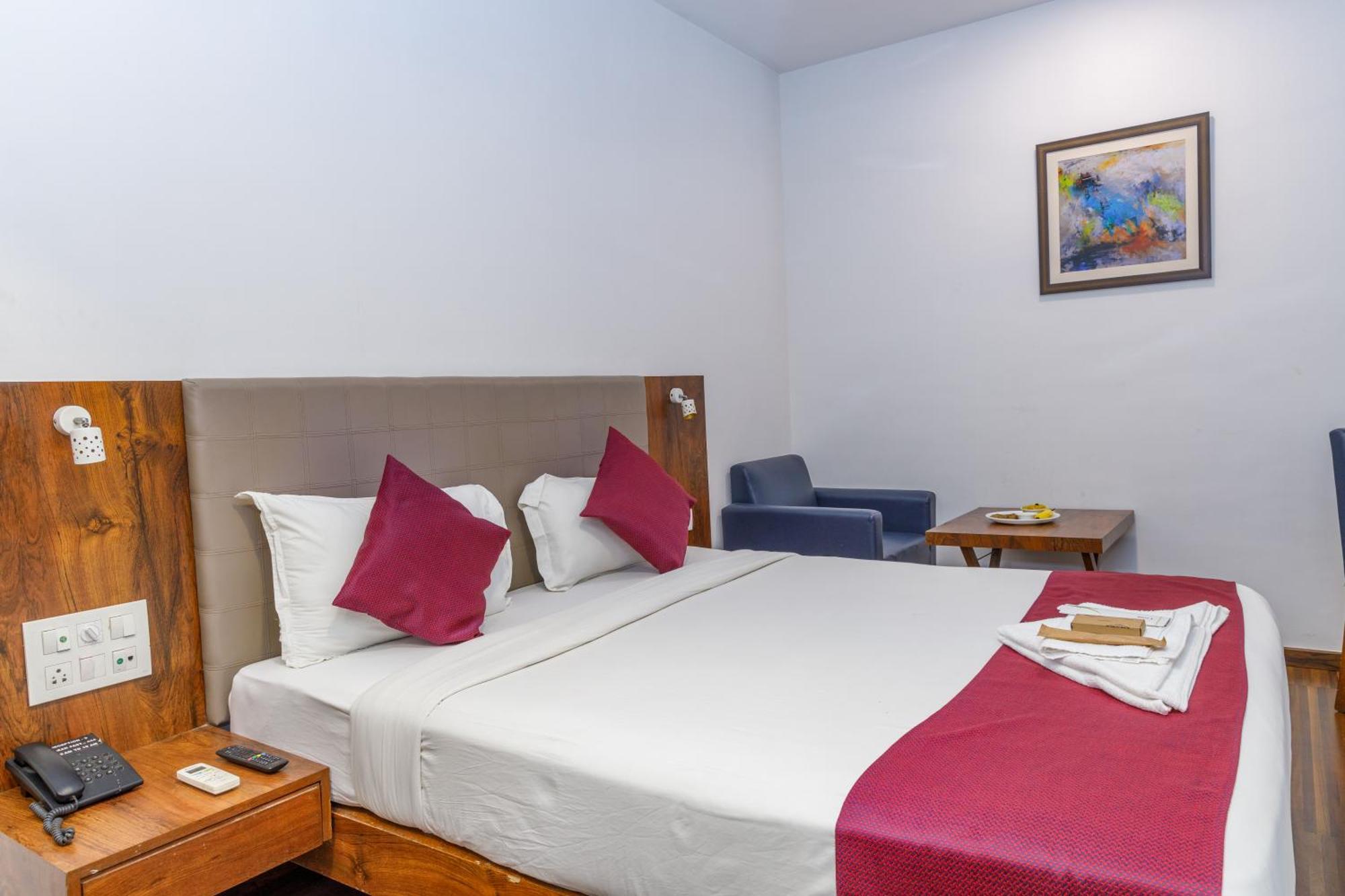 J Hotel And Banquets Mumbai Bagian luar foto