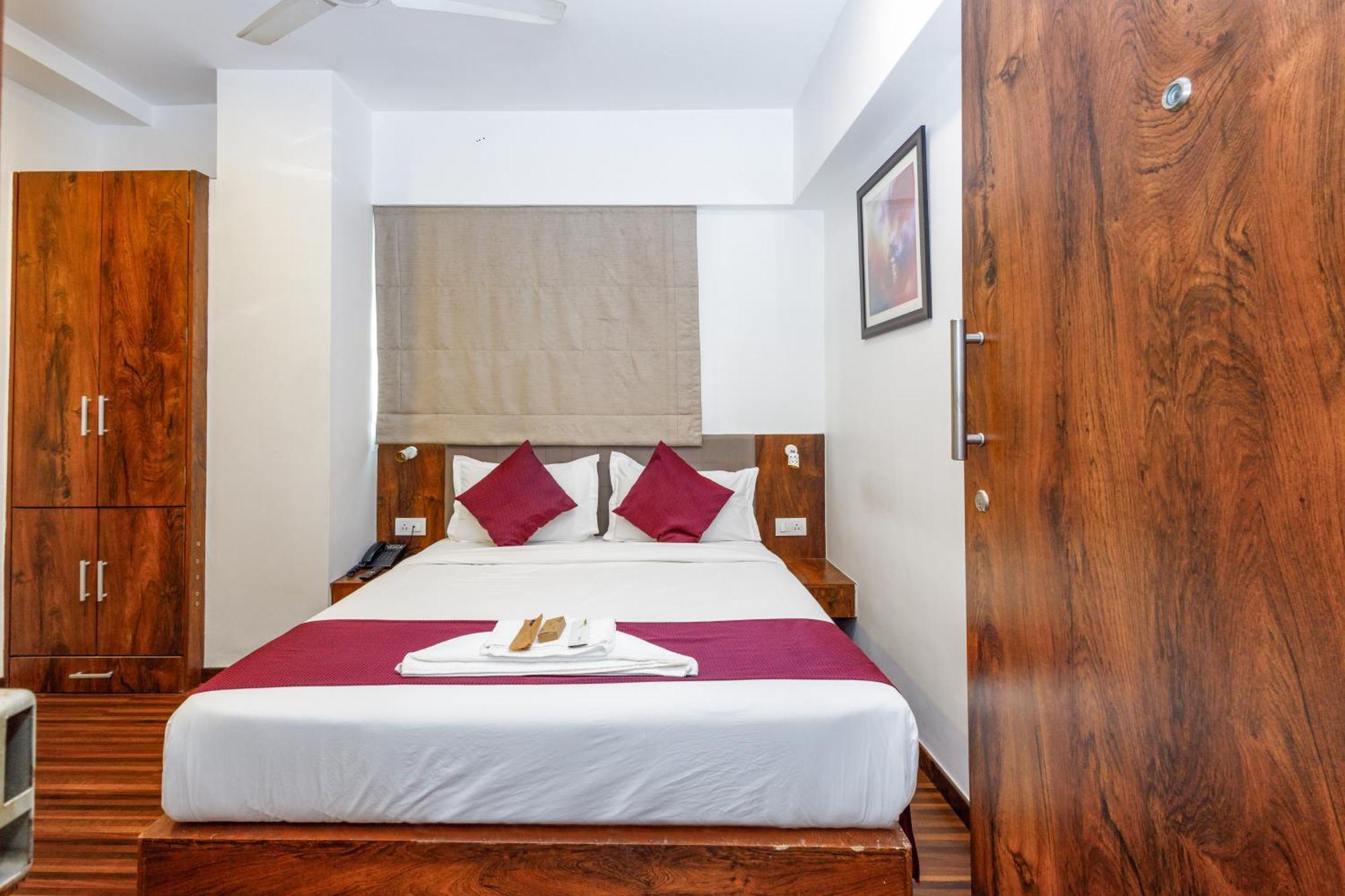 J Hotel And Banquets Mumbai Bagian luar foto